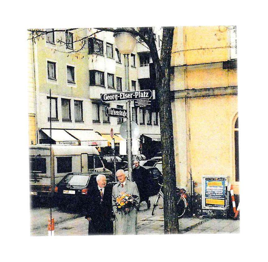 Lothar Gruchmann und Elsersohn Manfred Bühl am Tag der Einweihung des Georg-Elser-Platzes in München (25.01.97)
