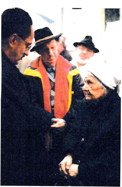 Rosa Lehmann und OB Ude (in der Mitte: Hellmut Haasisr, 1999 auf dem Georg-Elser-Platz 43)