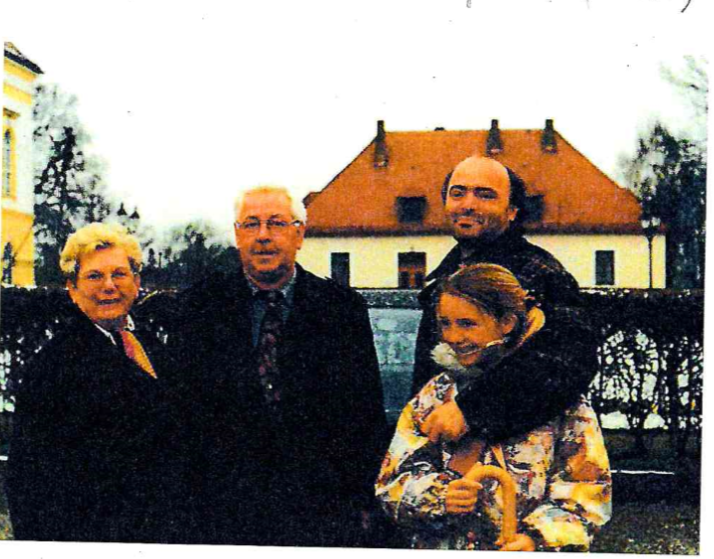 Manfred Bühl mit Familie im Schlosspark Dachau